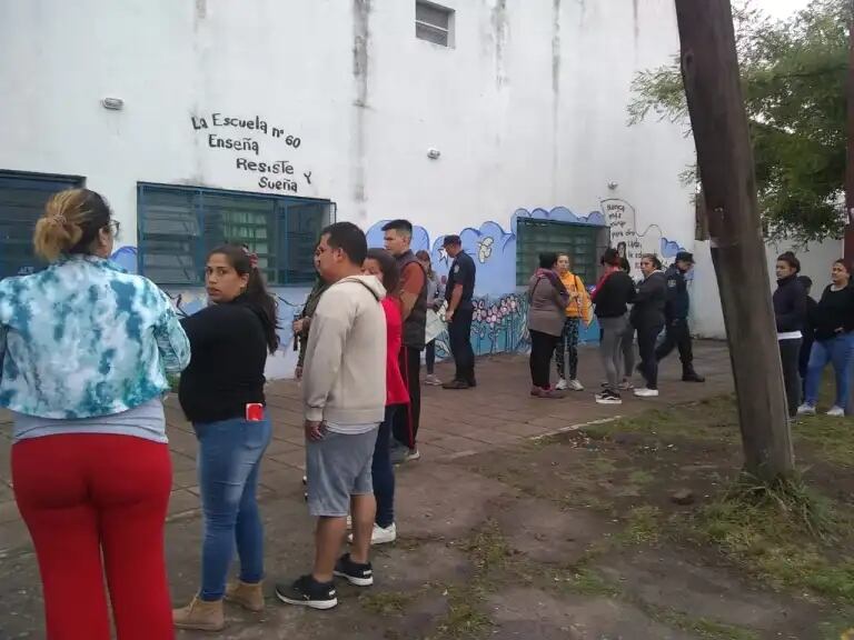 Los padres del alumno denunciante y otros chicos se hicieron presentes en la puerta de la escuela.