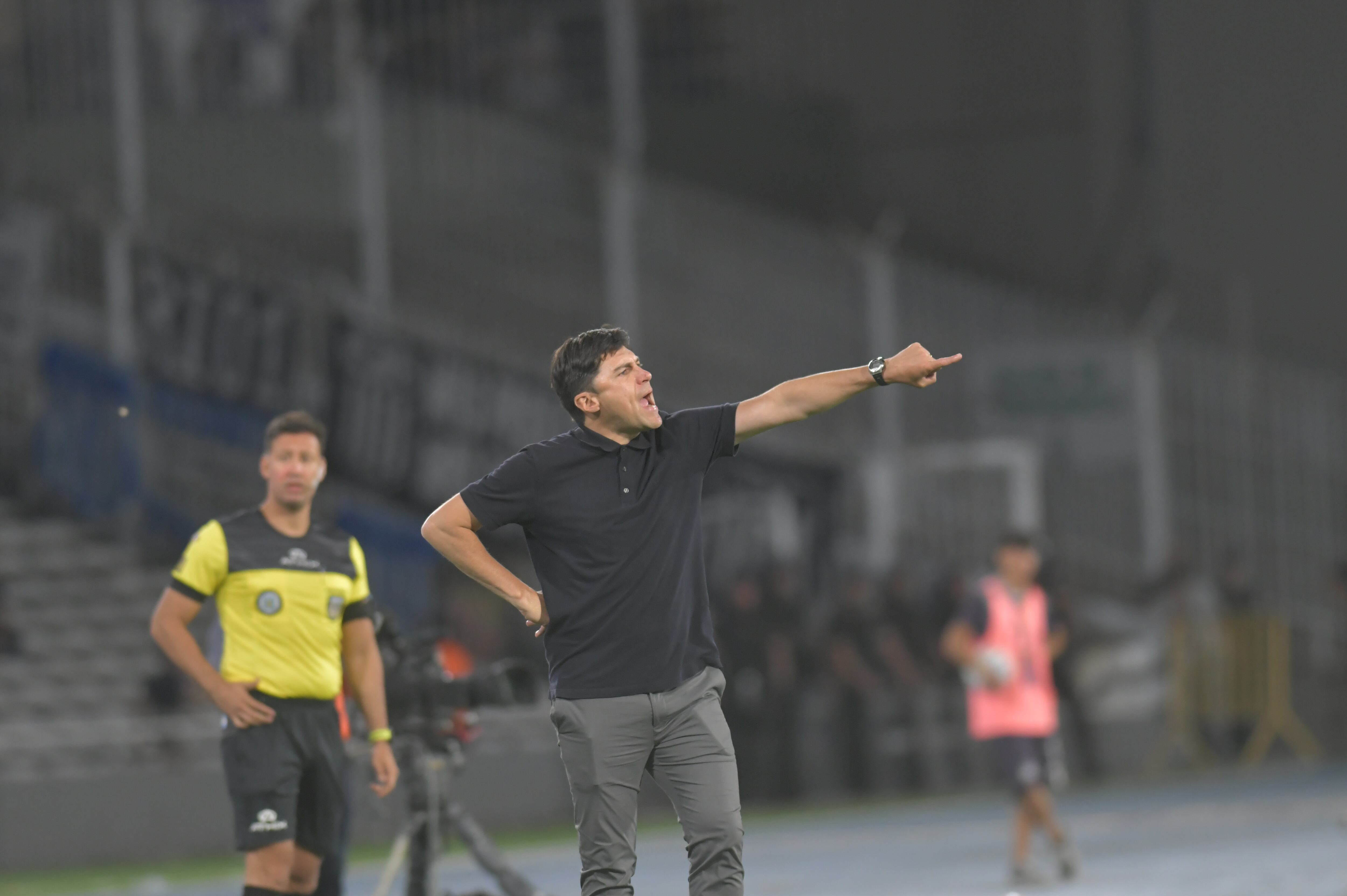 Alexander Medina DT de Talleres en el partido contra Huracán en el Kempes.