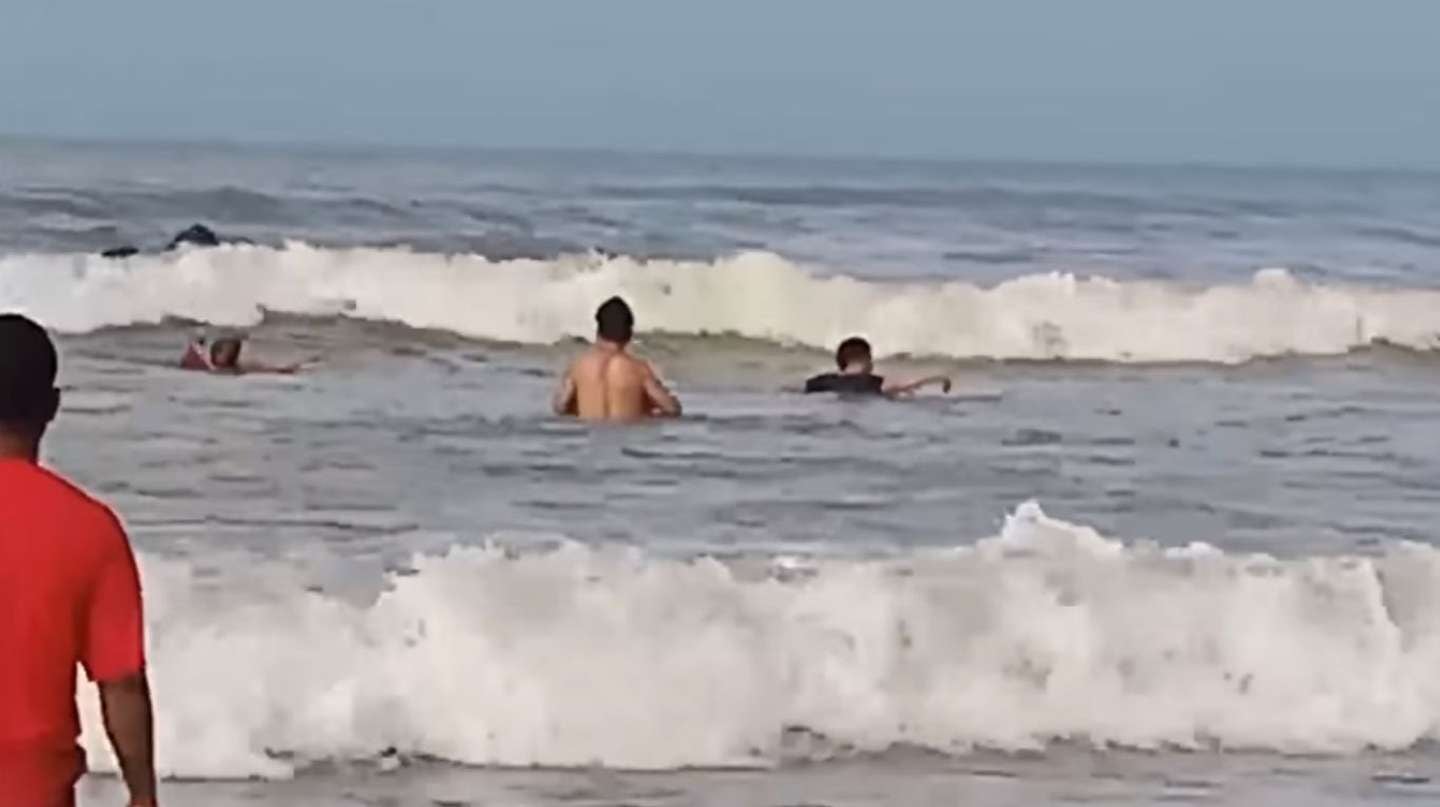 La pronta reacción de los turistas logró convertir una posible tragedia en un acto heroico. Captura Video The Sun.