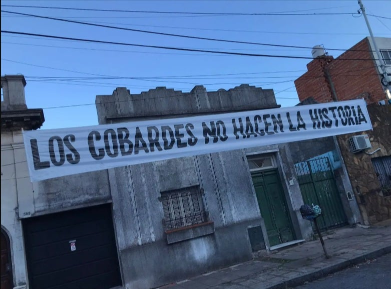 Los pasacalles fueron colgados en las inmediaciones de la cancha de Racing.