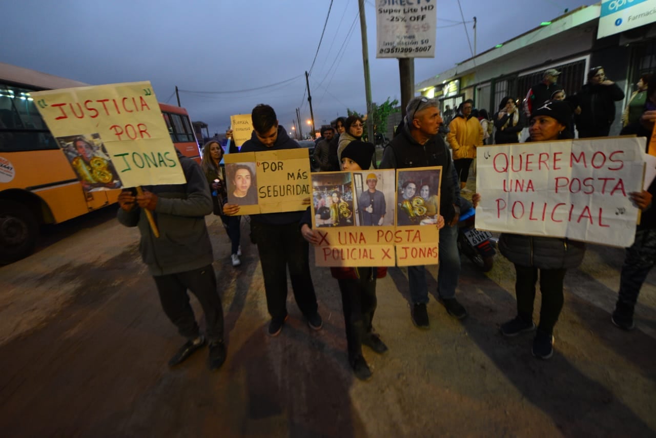 Familiares y vecinos de Jonás Zamudio, baleado por motochoros, protestaron en Ituzaingó Anexo en Córdoba. (Javier Ferreyra)