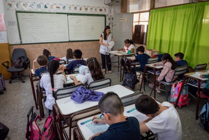 Se acordó el pago de $240.000 en concepto de ayuda en útiles escolares para todos los docentes dependientes de la DGE. Esta suma se pagará por única vez.