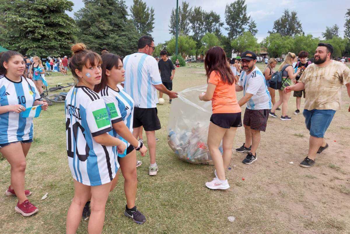 La gente se acercó para colaborar con la limpieza del parque.