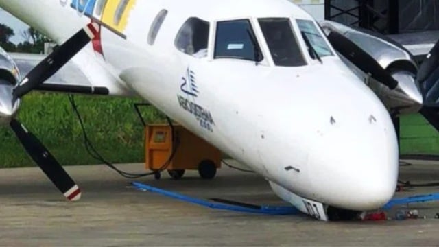 Así quedó el avión que cayó y golpeó al mecánico en la cabeza.