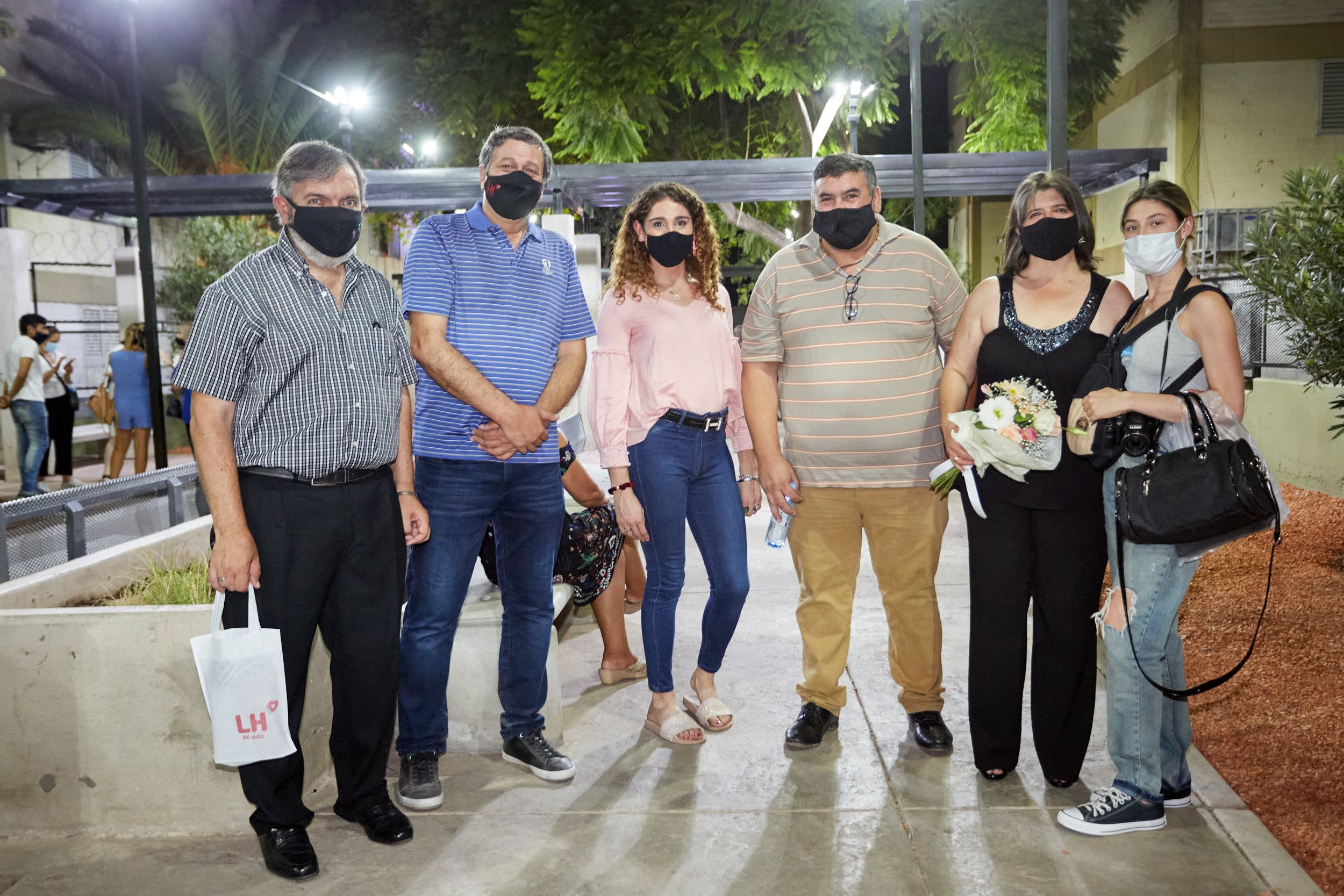 El intendente Daniel Orozco y su secretario de Intendencia Fabián Tello, posan junto a Antonella Strapazón y Elizabeth Lopresti con su familia.