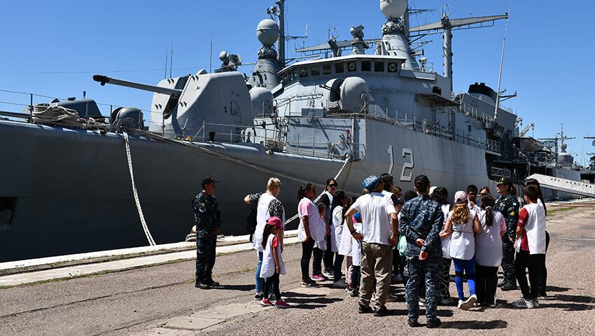 Alumnos de escuelas rurales recorrieron la Base Naval Puerto Belgrano