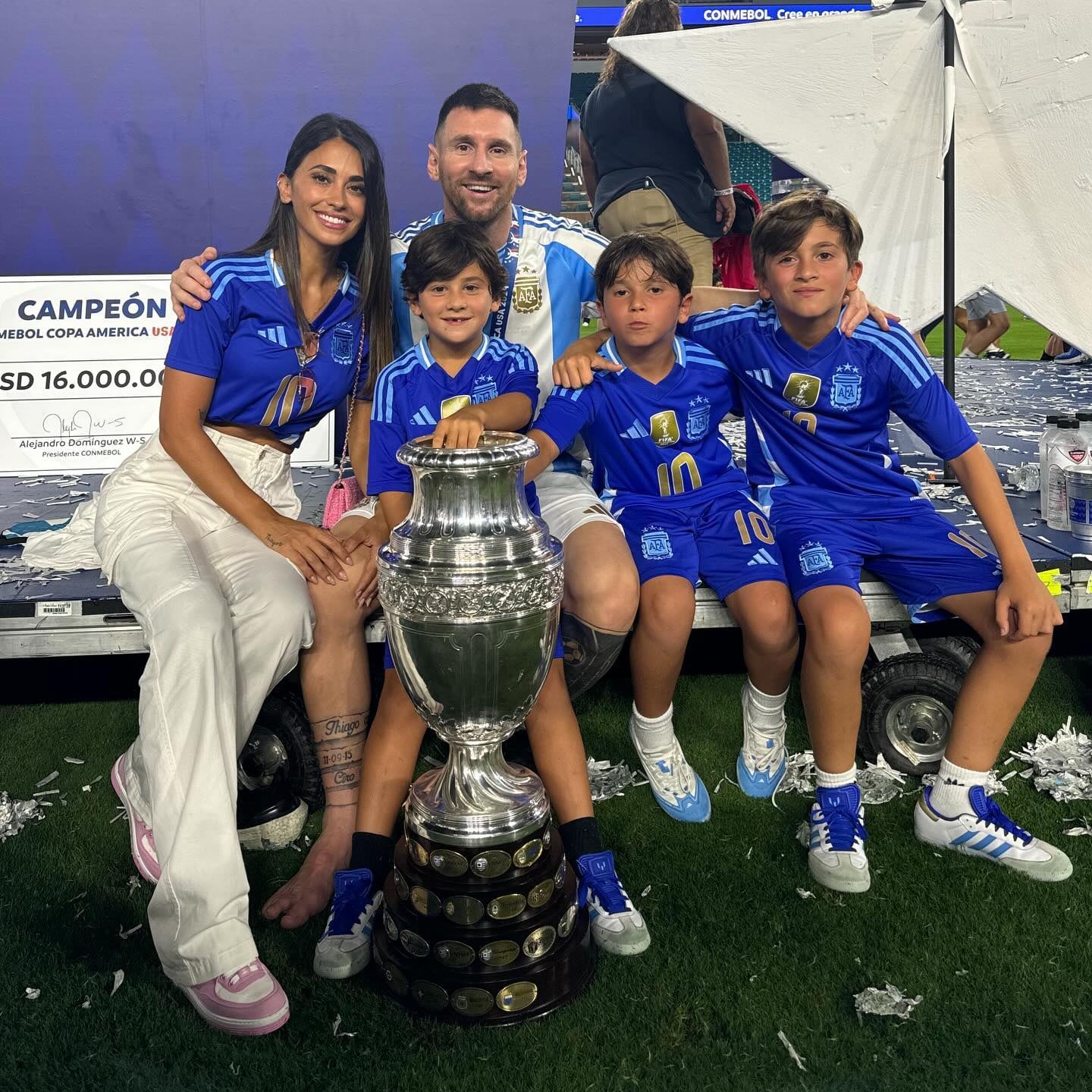 La familia posó con el trofeo delante del escenario.