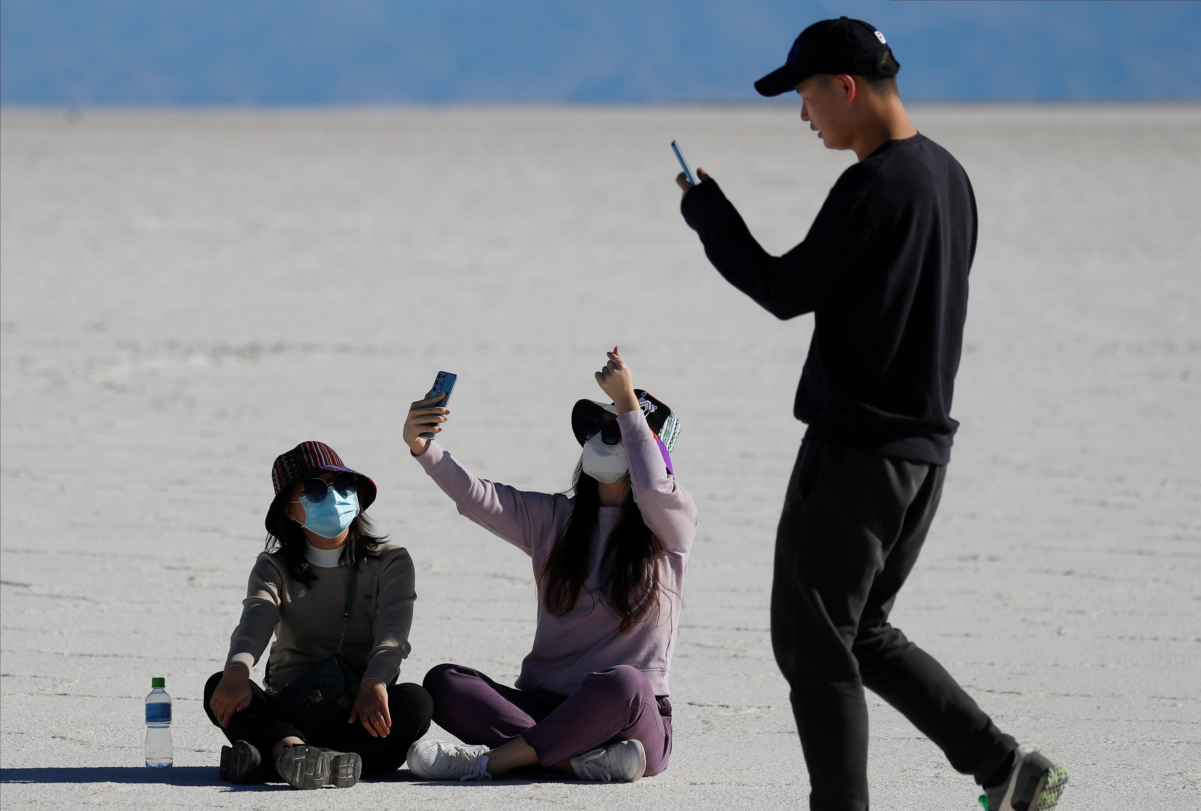 La inmensidad de las Salinas Grandes, situadas en las montañas de Jujuy a 3.450 metros sobre el nivel del mar, es un potente atractivo para el turismo.