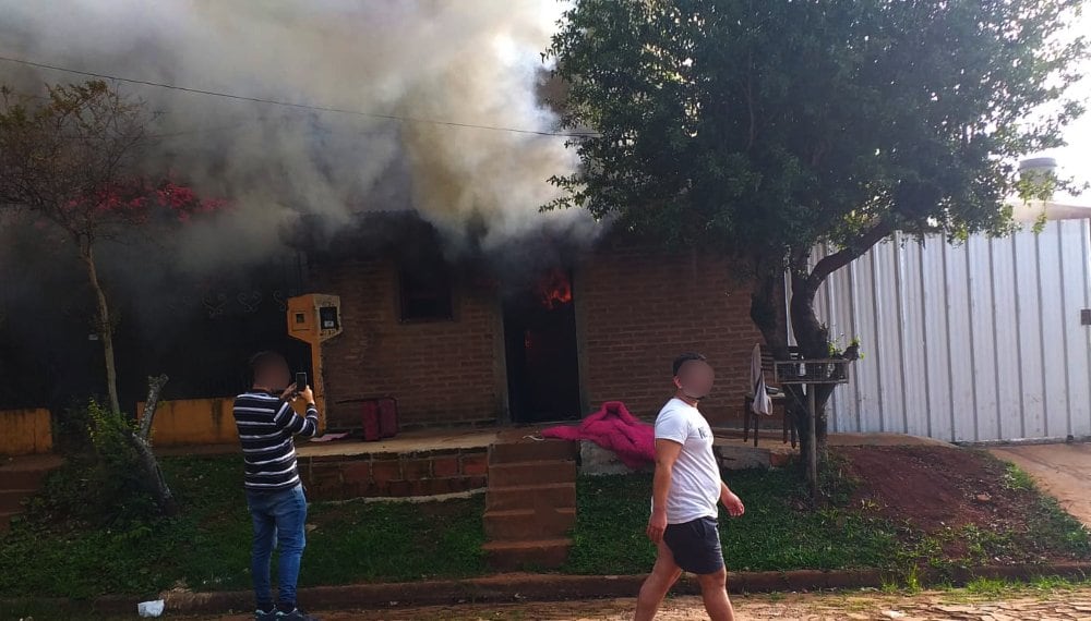 Incendio en el barrio Fátima consumió casi por completo una vivienda.