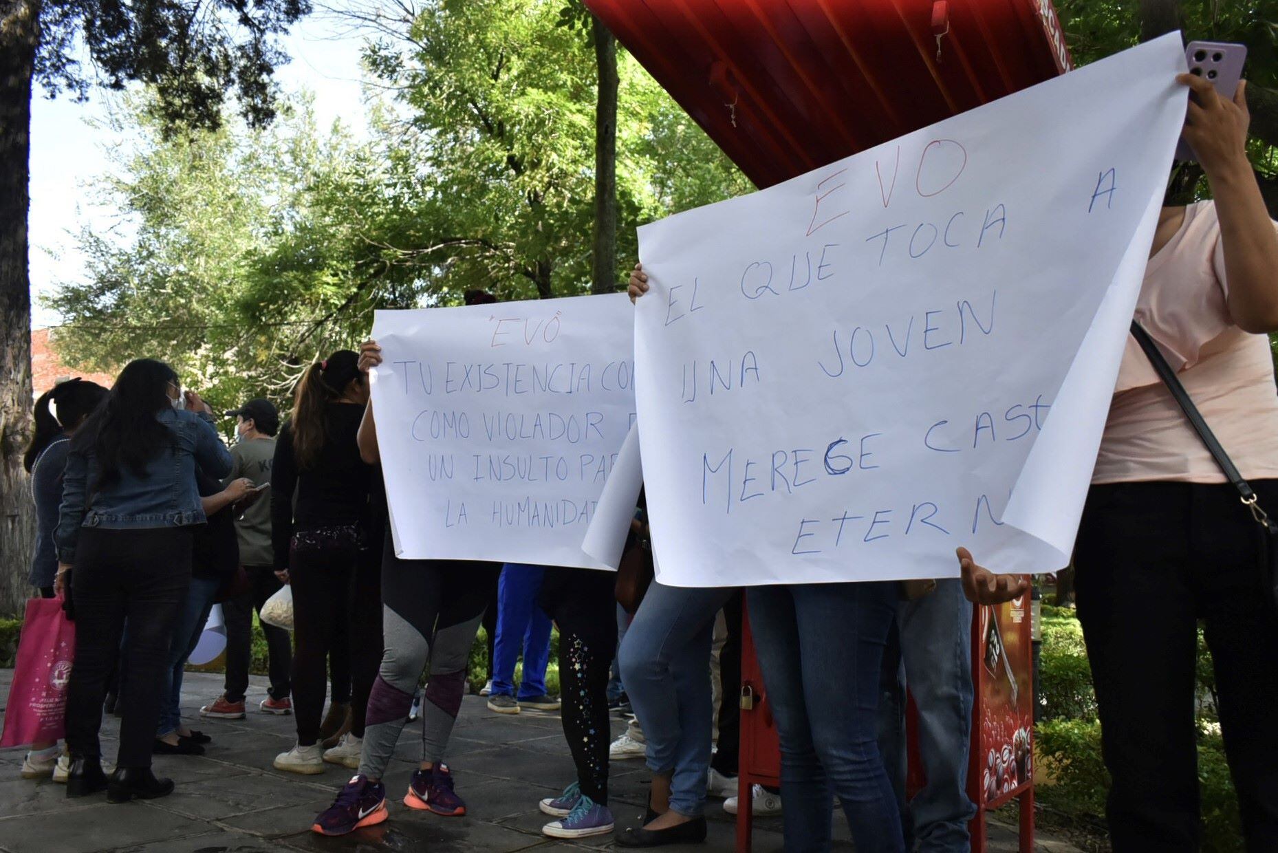 Manifestantes sostienen carteles en una protesta a las afueras de un tribunal boliviano donde se realizaba una audiencia cautelar a la que faltó el expresidente Evo Morales, este viernes en Tarija (Bolivia). La audiencia debía resolver la acusación contra Morales por trata agravada de personas, por supuestamente mantener una relación con una menor con la que habría tenido un hijo.