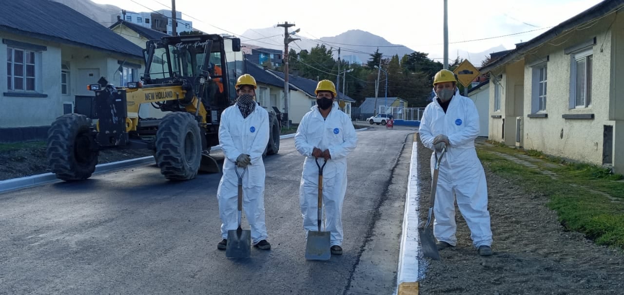 Parte del equipo que trabajó en la pavimentación de la Calle Cabo Granianello.