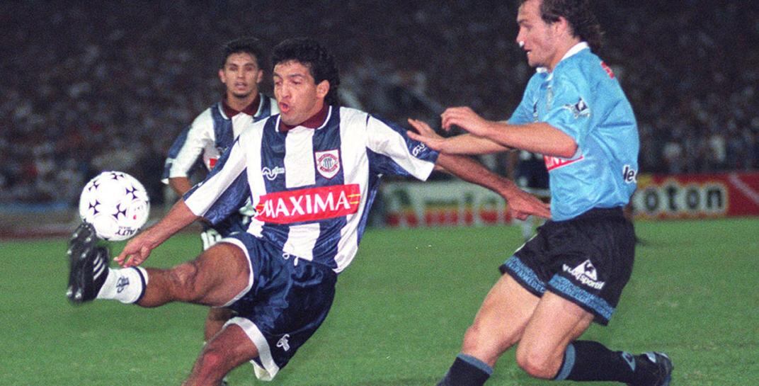 LA FINAL DEL SIGLO. Talleres y Belgrano protagonizaron en 1998 una histórica final de la B Nacional, cuyo ganador, además, se aseguraba el primer ascenso. La “T” ganó en la ida 1-0, pero el Pirata se impuso 2-1 en la revancha. Tras el alargue, los 