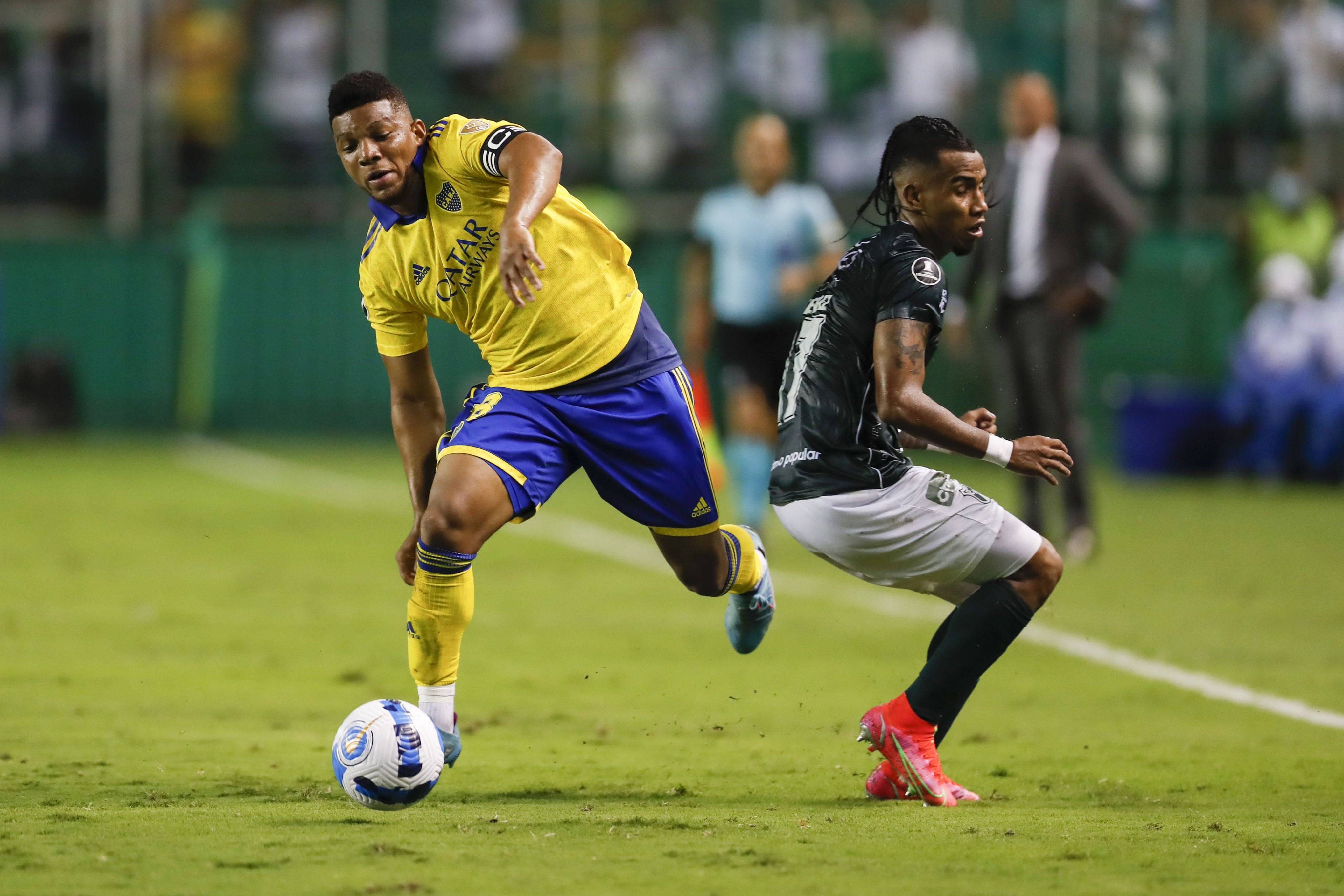 Frank Fabra con la cinta de capitán de Boca.