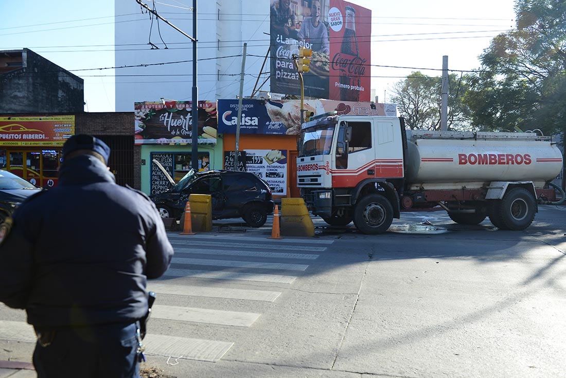 La autobomba se dirigía a apagar un incendio en barrio Uritorco (Jose Gabriel Hernandez)