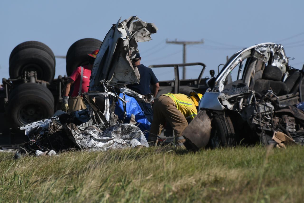 Un auto y un camión calisionaron en ruta y dejó un saldo de cuatro fallecidos.