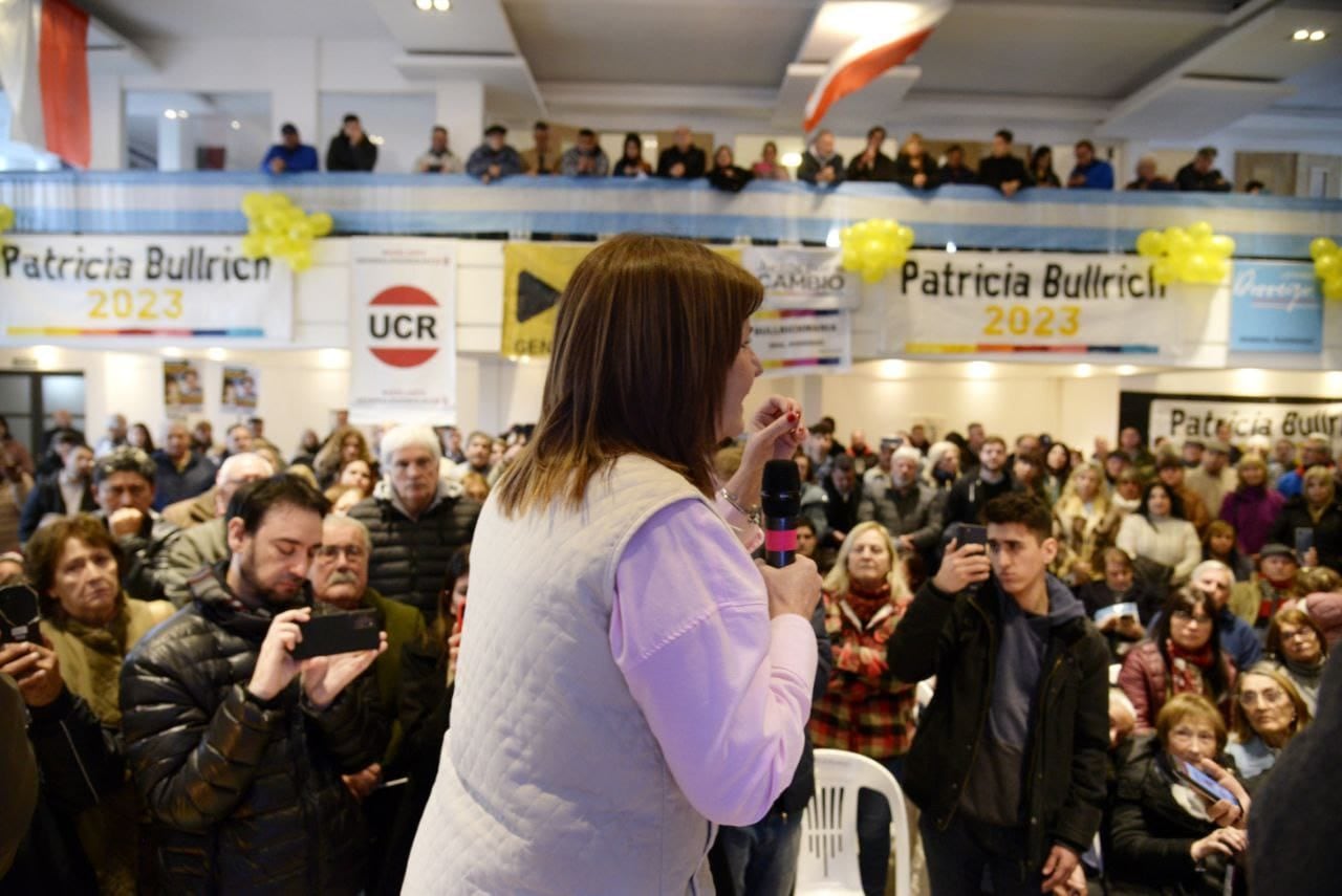 Patricia Bullrich en campaña por General Rodríguez y Mercedes.