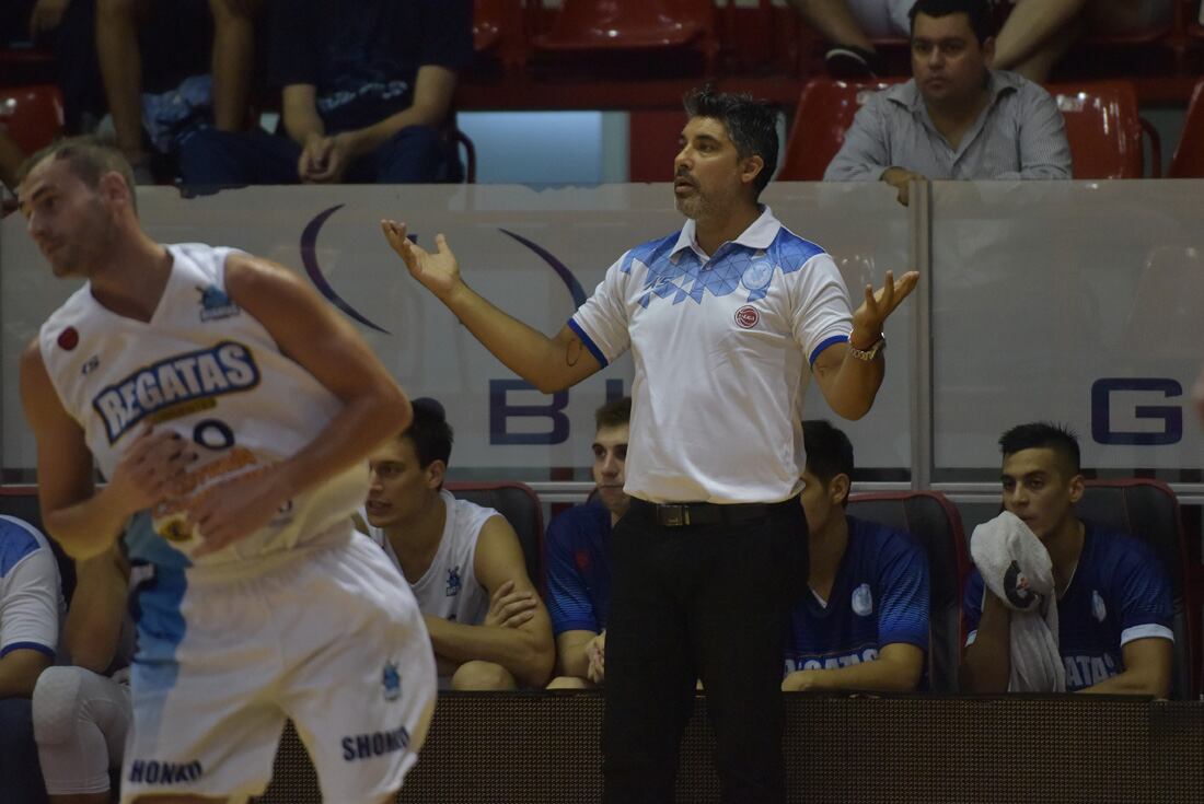 El entrenador tucumano, dirigiendo a Regatas Corrientes en el Sandrín. Ahora el DT de Instituto. (Facundo Luque / La Voz)