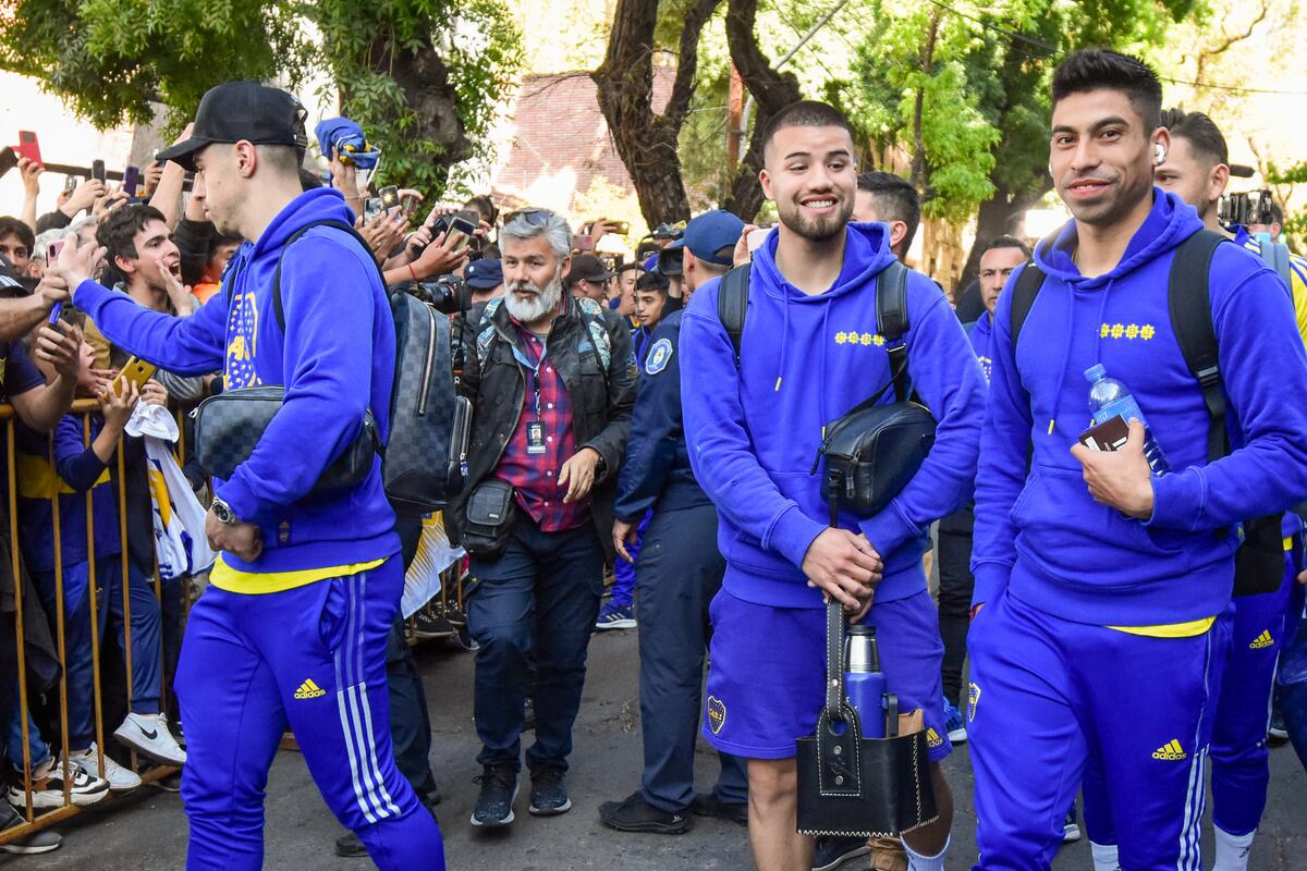 Boca pisó suelo mendocino y la hincha Xeneize los recibió en la entrada del hotel.

