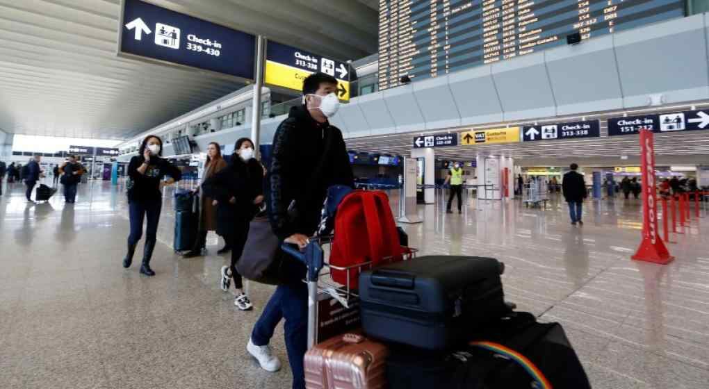 En vuelo. El protocolo indica que hay que hacerle seguimiento a los pasajeros que hayan estado cerca de un caso. (AP)