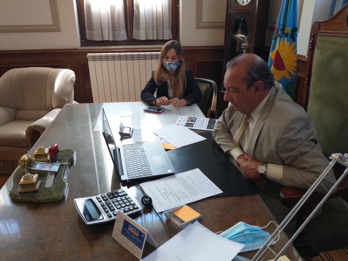 el Intendente Carlos Sánchez, junto con la Coordinadora de Cresta, Lic. Gabriela Hoffman, mantuvieron un encuentro virtual con el Secretario de Políticas Universitarias, el Lic. Jaime Perczyk.