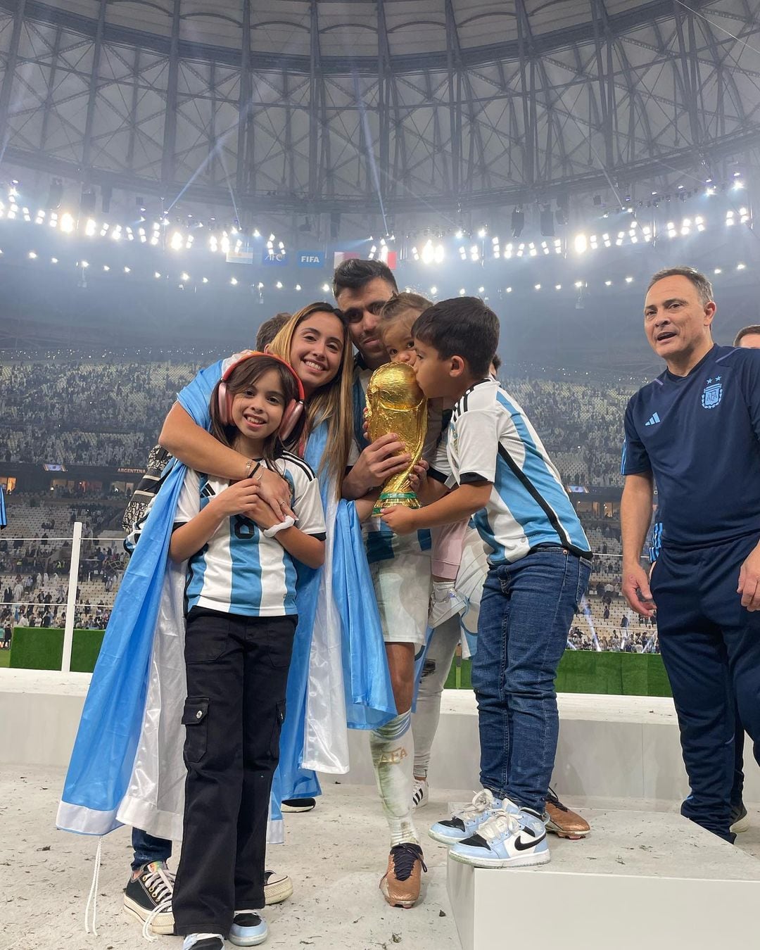 El "Huevo" Acuña con su familia en la final del Mundial de Qatar.