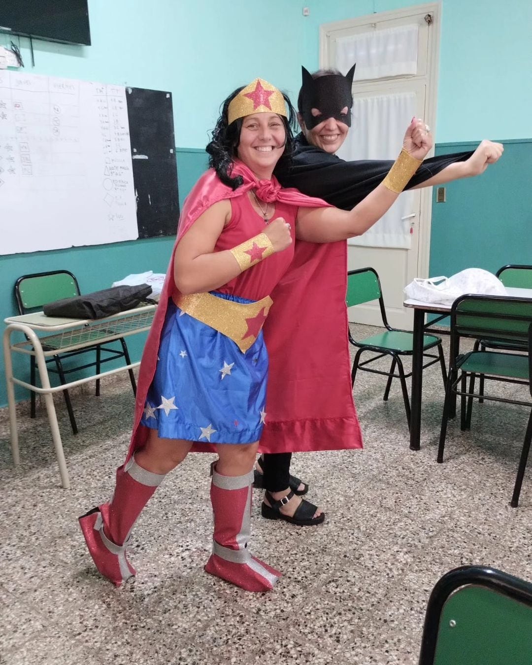 Docentes se disfrazaron de superheroínas para recibir a sus alumnos.