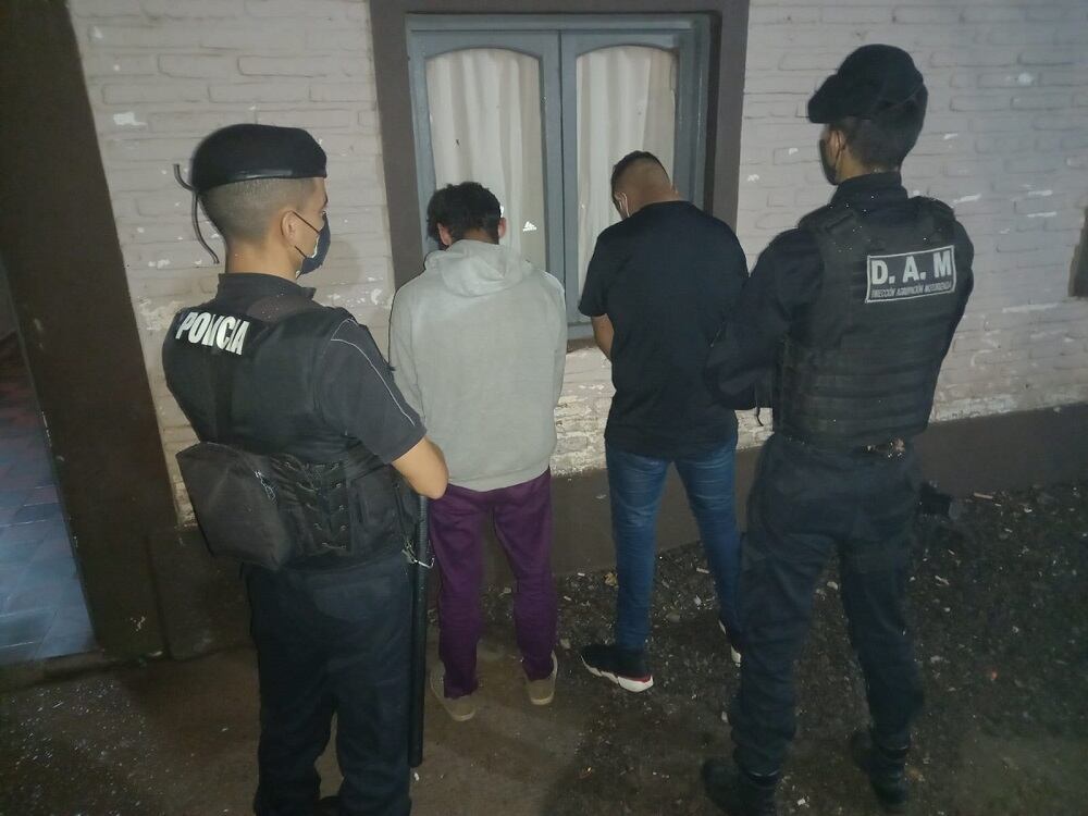 Dos detenidos tras robarle el celular a una mujer en Posadas.