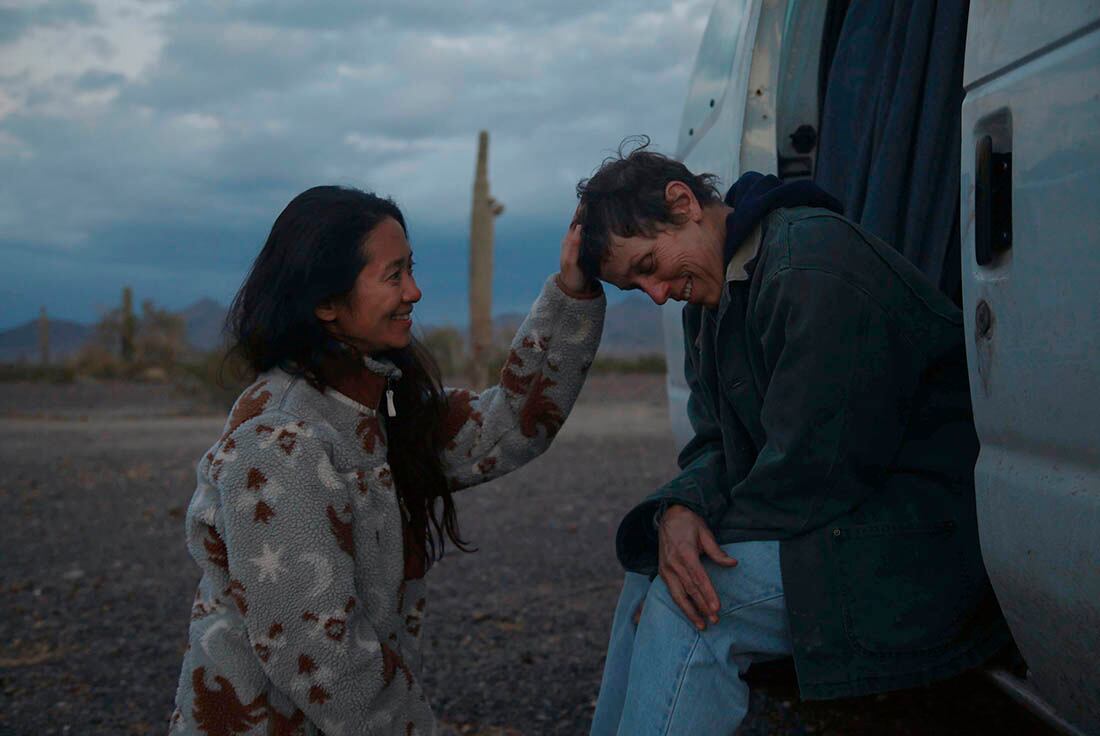 En esta imagen, la directora Chloe Zhao acaricia la cabeza de la actriz Frances McDormand en el set de "Nomadland".