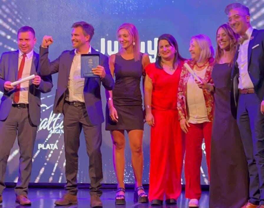 El festejo del ministro Federico Posadas y su equipo al recibir en Buenos Aires el premio Bitácora al destino turístico Jujuy.