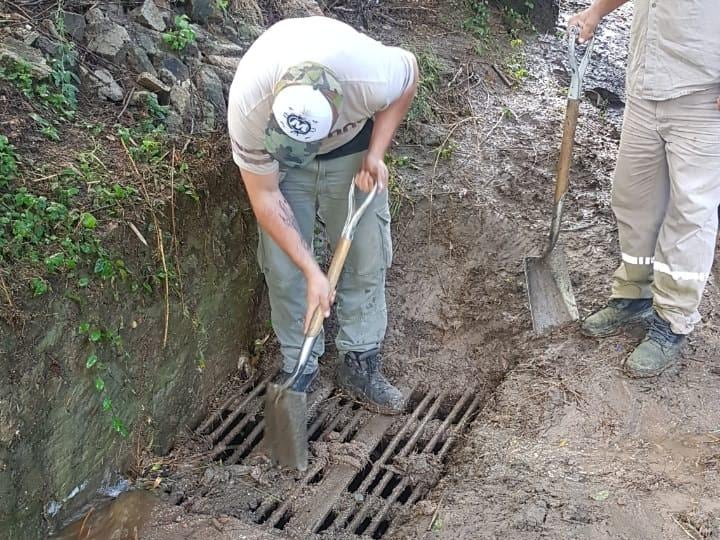 Cuadrillas municipales limpiando desagües y bocas de tormentas tras el paso del temporal.