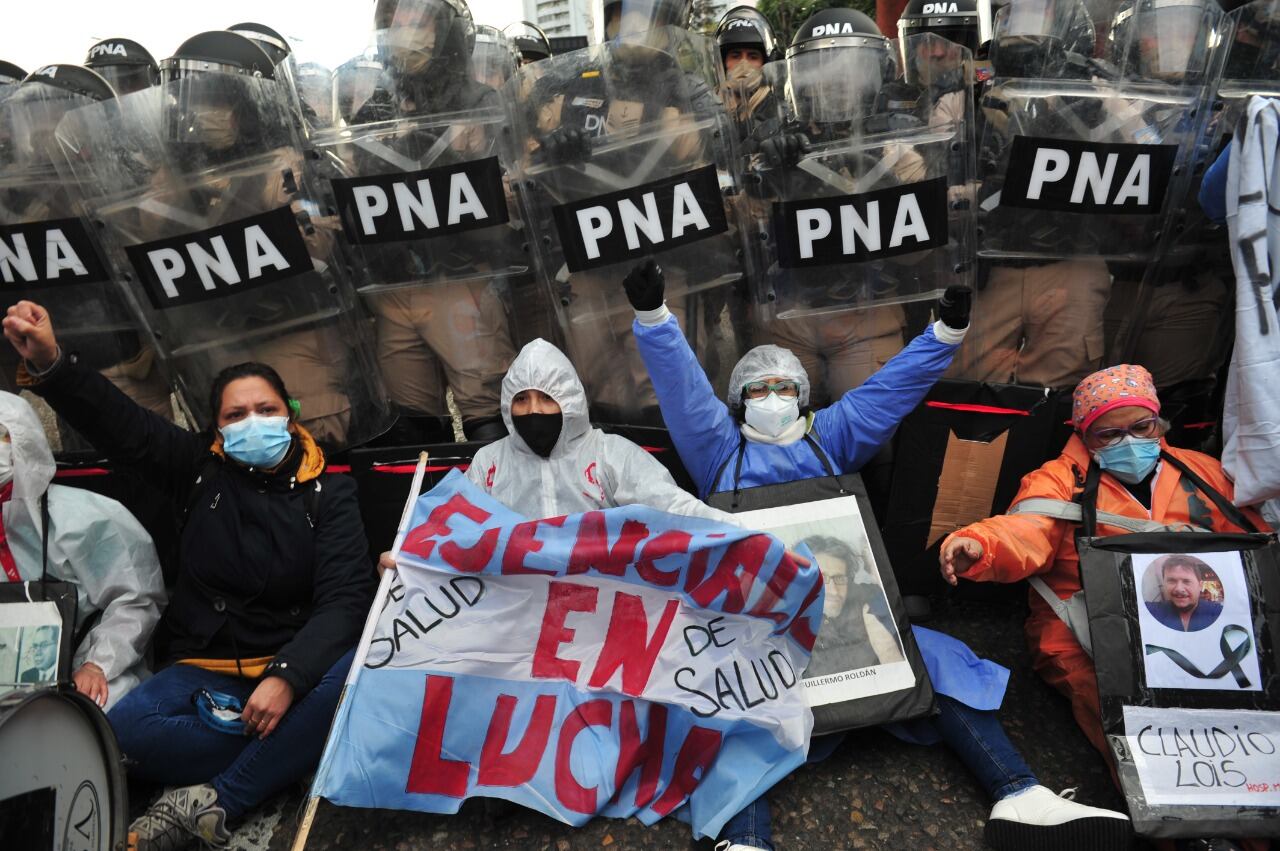 Trabajadores de la salud chocan con efectivos de la Prefectura al querer marchar sobre el puente Pueyrredón.