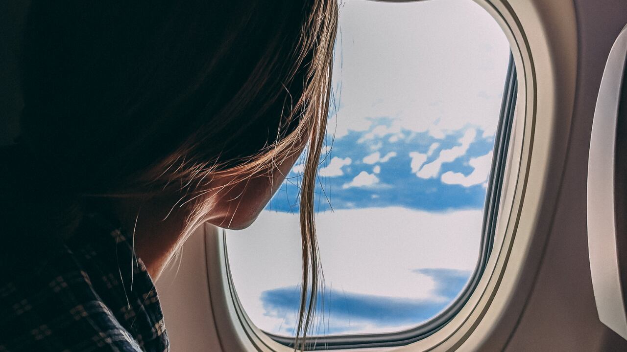 Cambiar de asiento en el avión está prohibido.