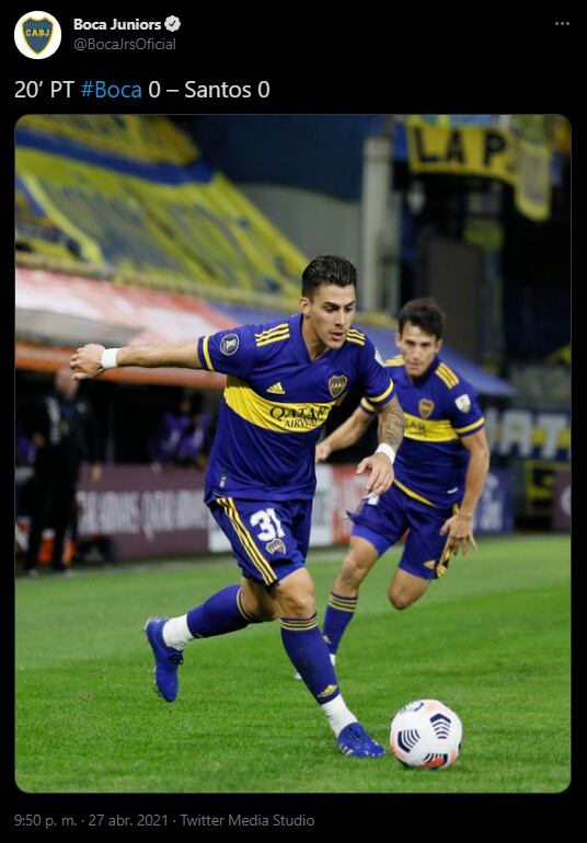 Cristian Pavón en acción contra Santos.