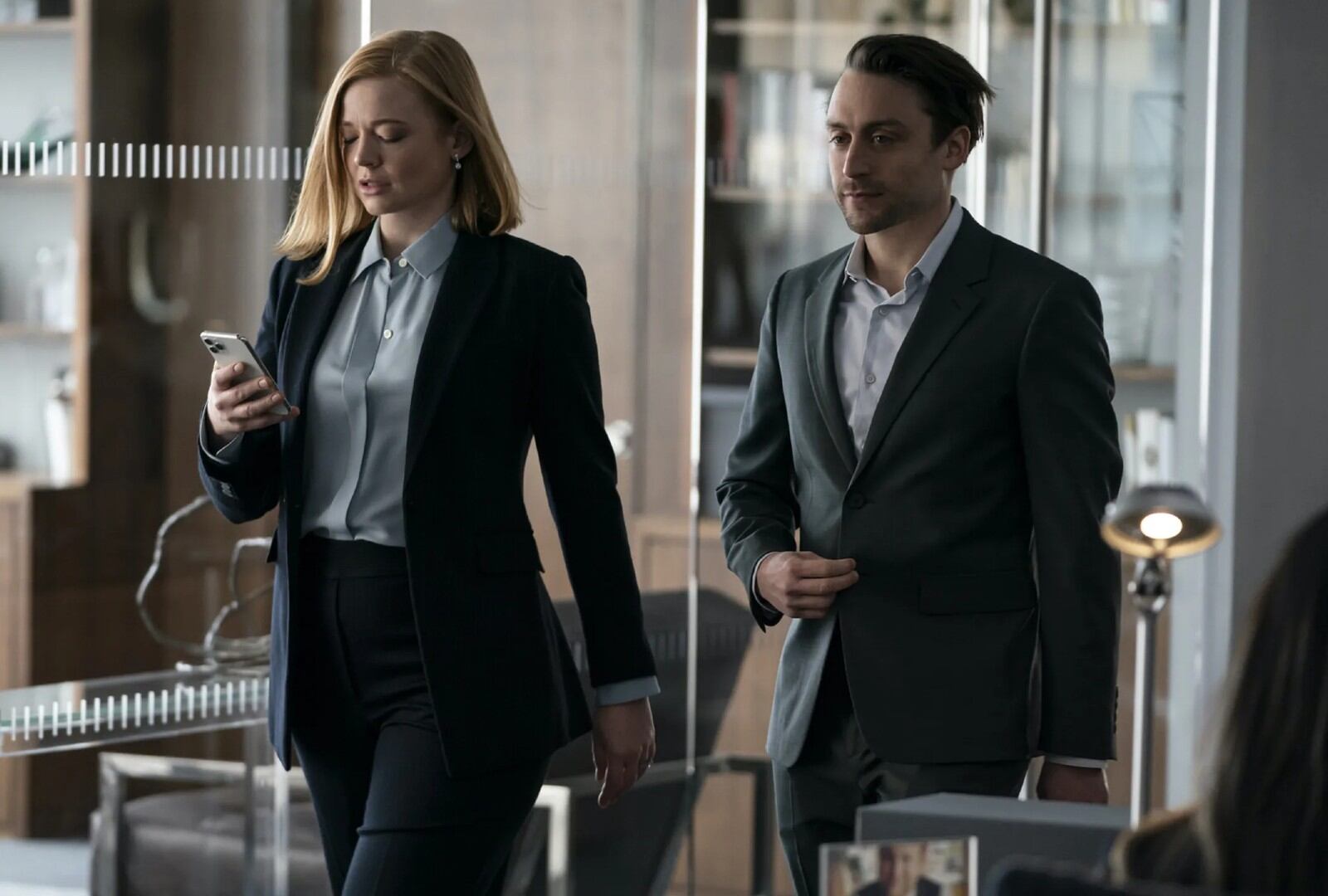 Succession. Sarah Snook (Siobhan Roy) y Kieran Culkin (Roman Roy), dos de los cuatro hijos del patriarca mediático Logan Roy (Brian Cox). (HBO Max)