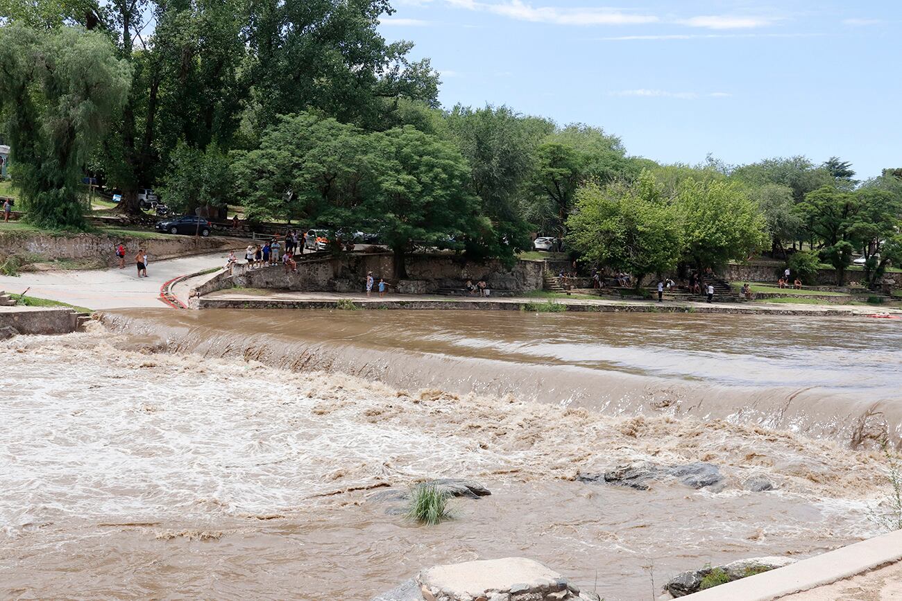 Crecida luego de la fuerte tormenta en el río San Antonio de Villa Carlos Paz, Córdoba. (La Voz)