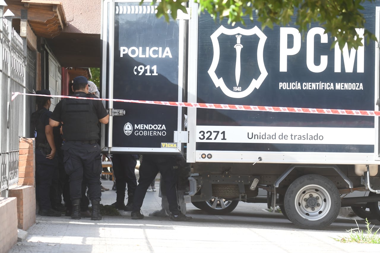 Policía Científica y la División de homicidios investigan el caso. 