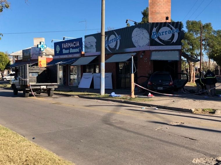 Un Renault Clío chocó contra una F-100, y el vehículo menor se incrustó en un local de comidas.