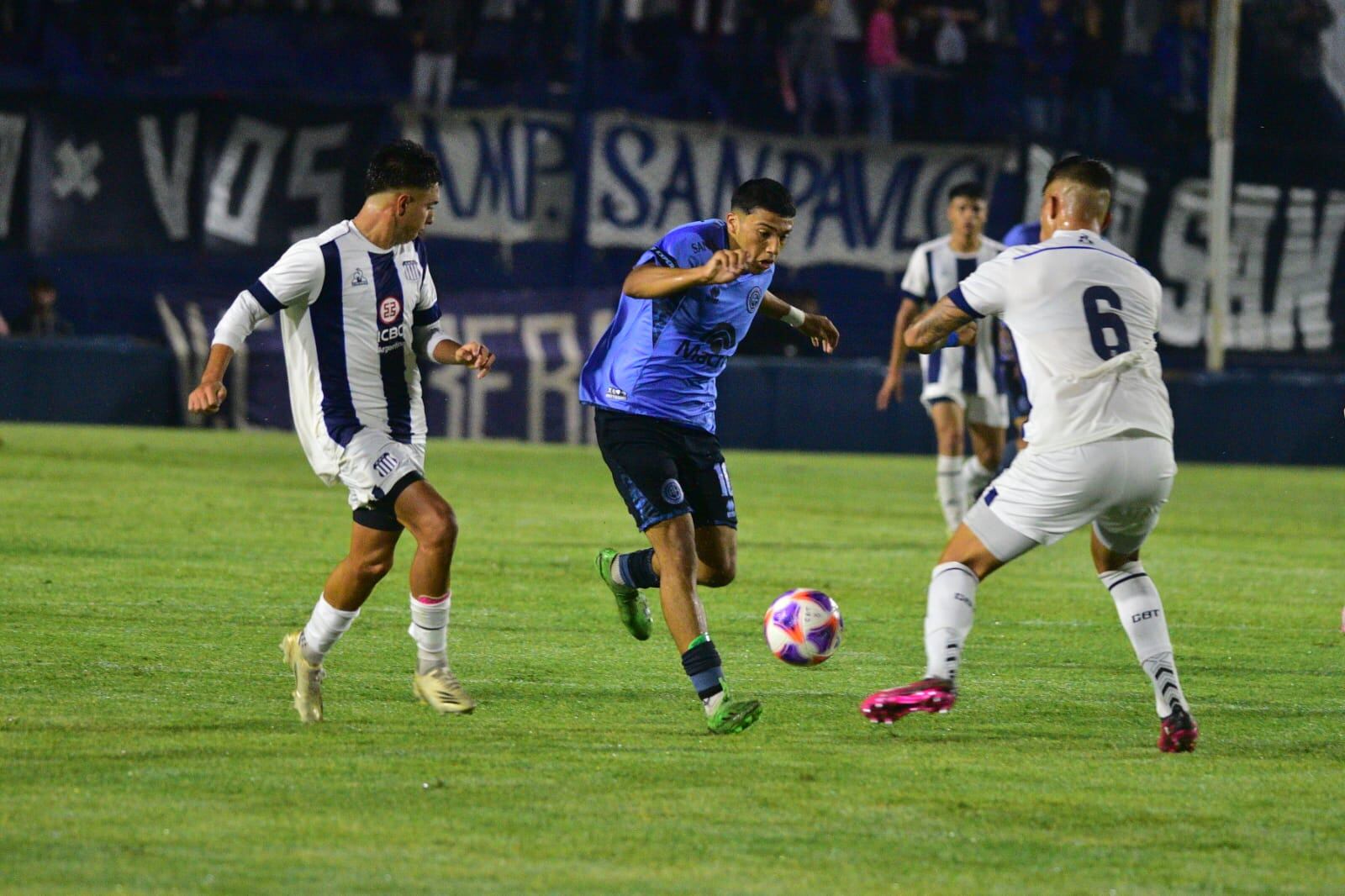 Talleres recibió a Belgrano por el torneo de Reserva. Se jugó con público albiazul en el estadio de barrio Jardín. (José Gabriel Hernández / La Voz)