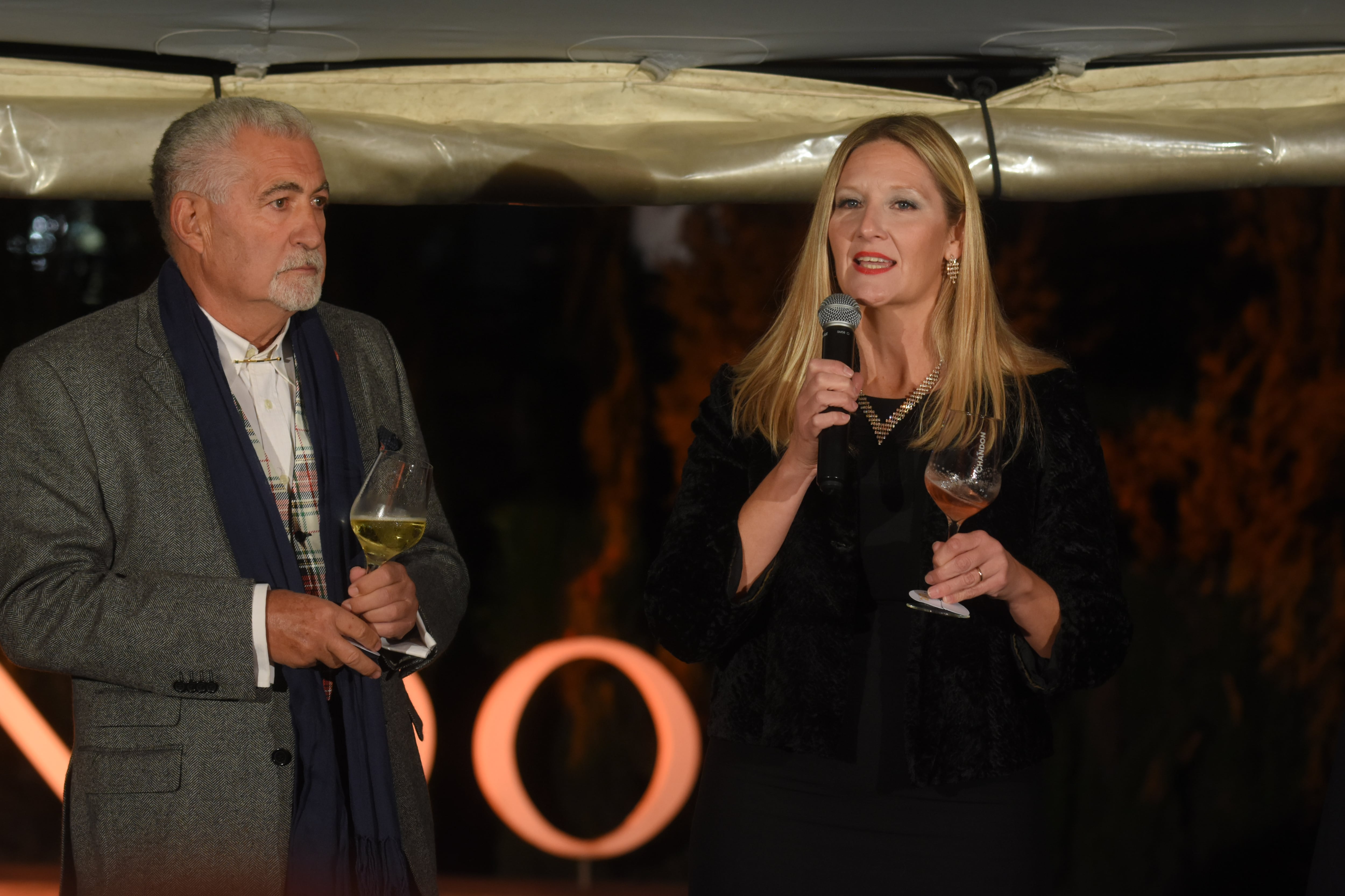 Jorge Ripa, Club Gourmet, y Lorena Cepparo (Bodega Chandon) fueron los encargados de dar la bienvenida a la gala de premiación. (Nicolás Ríos / Los Andes)