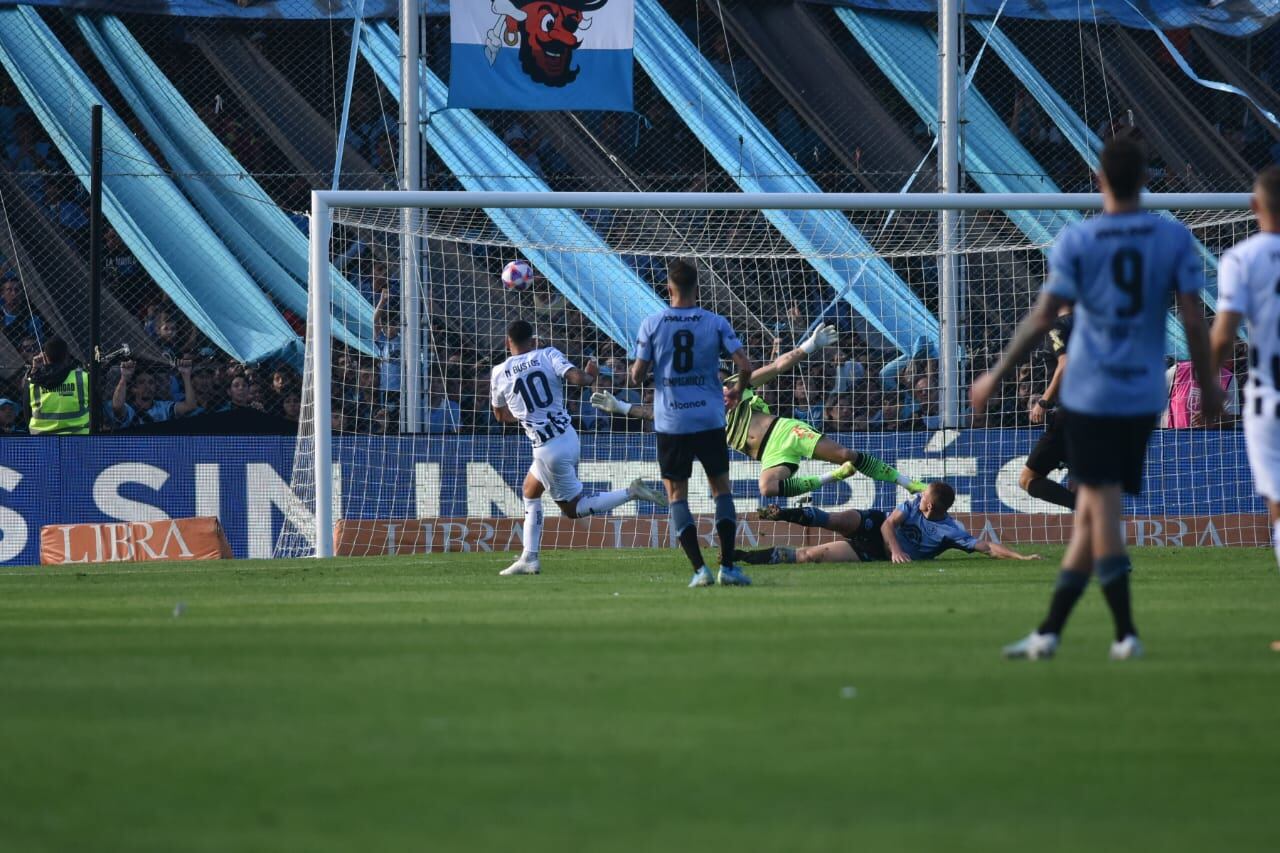 Golazo de Nahuel Bustos en el Belgrano-Talleres (Javier Ferreira / La Voz)