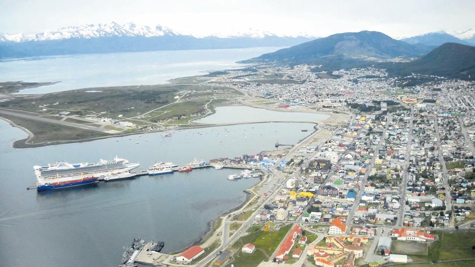 Ushuaia esta entre los primeros 3 lugares de elección de los turistas y cada vez que llegan, se toman fotos en el cartel característico.