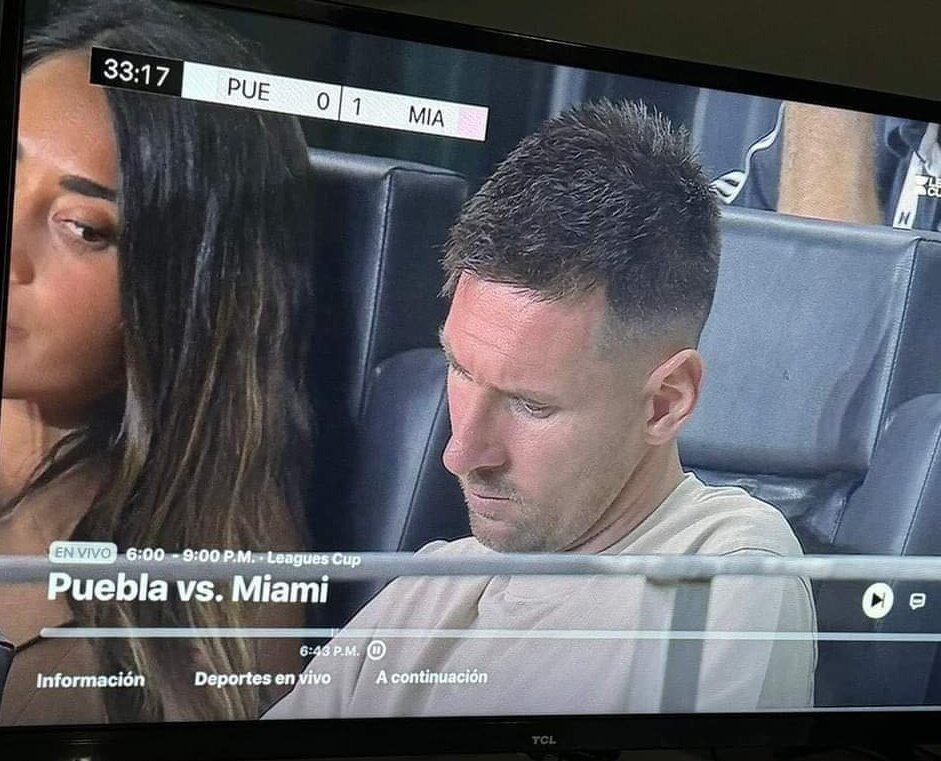 Leo hizo una pausa para revisar el celular en la cancha.