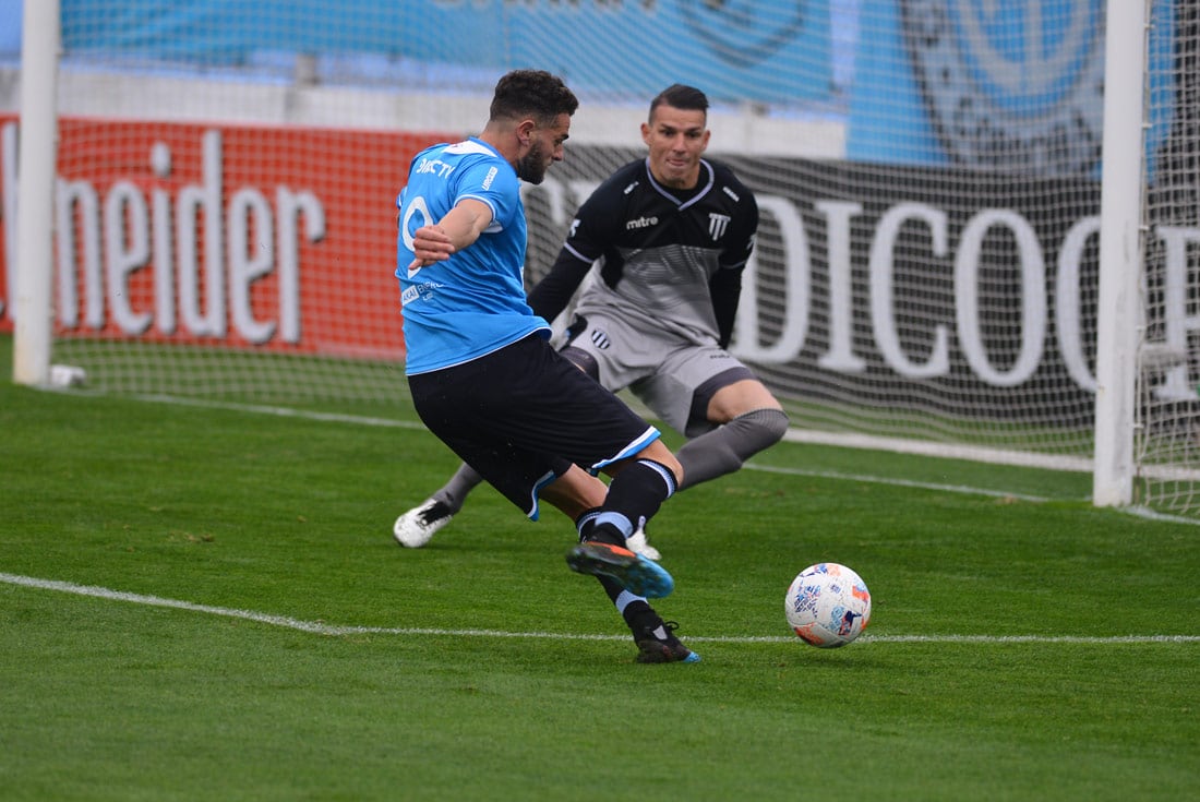 Pablo Vegetti intenta ante el arquero Sebastián Giovini, de Gimnasia de Mendoza. (José Gabriel Hernández)