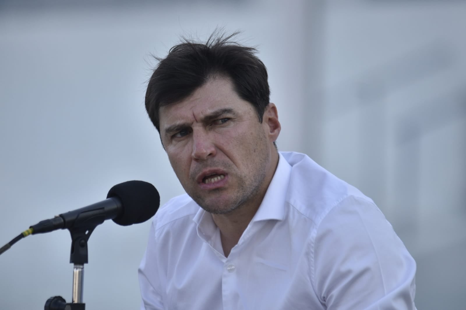 Alexander Medina, DT de Talleres, atendiendo a los medios de comunicación en la cancha La Boutique. (Facundo Luque)