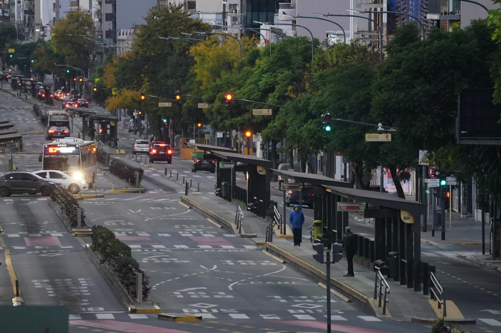 El paro de la CGT de este jueves se hace sentir con fuerza en el transporte, a pesar de que algunas líneas de colectivos están funcionando. (Clarin)