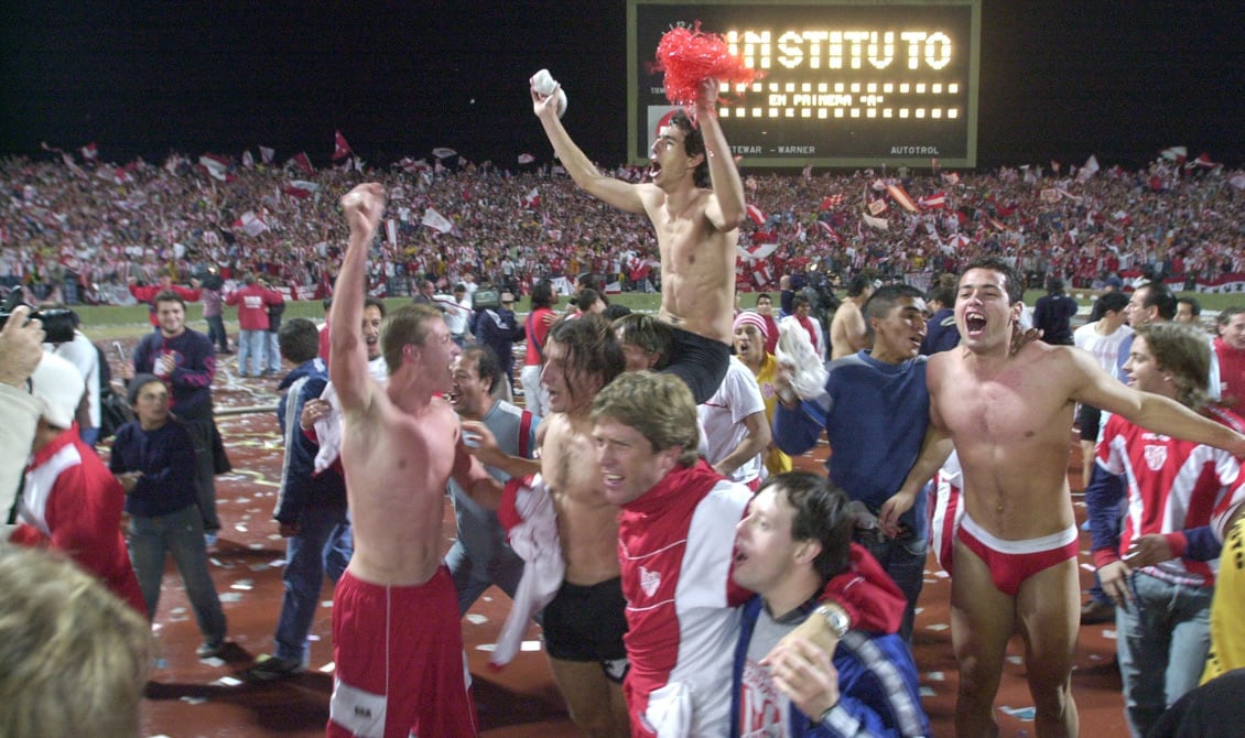 Carranza celebrando el ascenso junto a Juan Cobo y Hernán Boyero, entre otros jugadores (Foto: Archivo / La Voz).