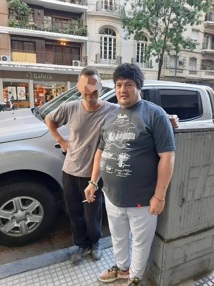 La reciente foto del Pity Álvarez con un fan que circuló por las redes.