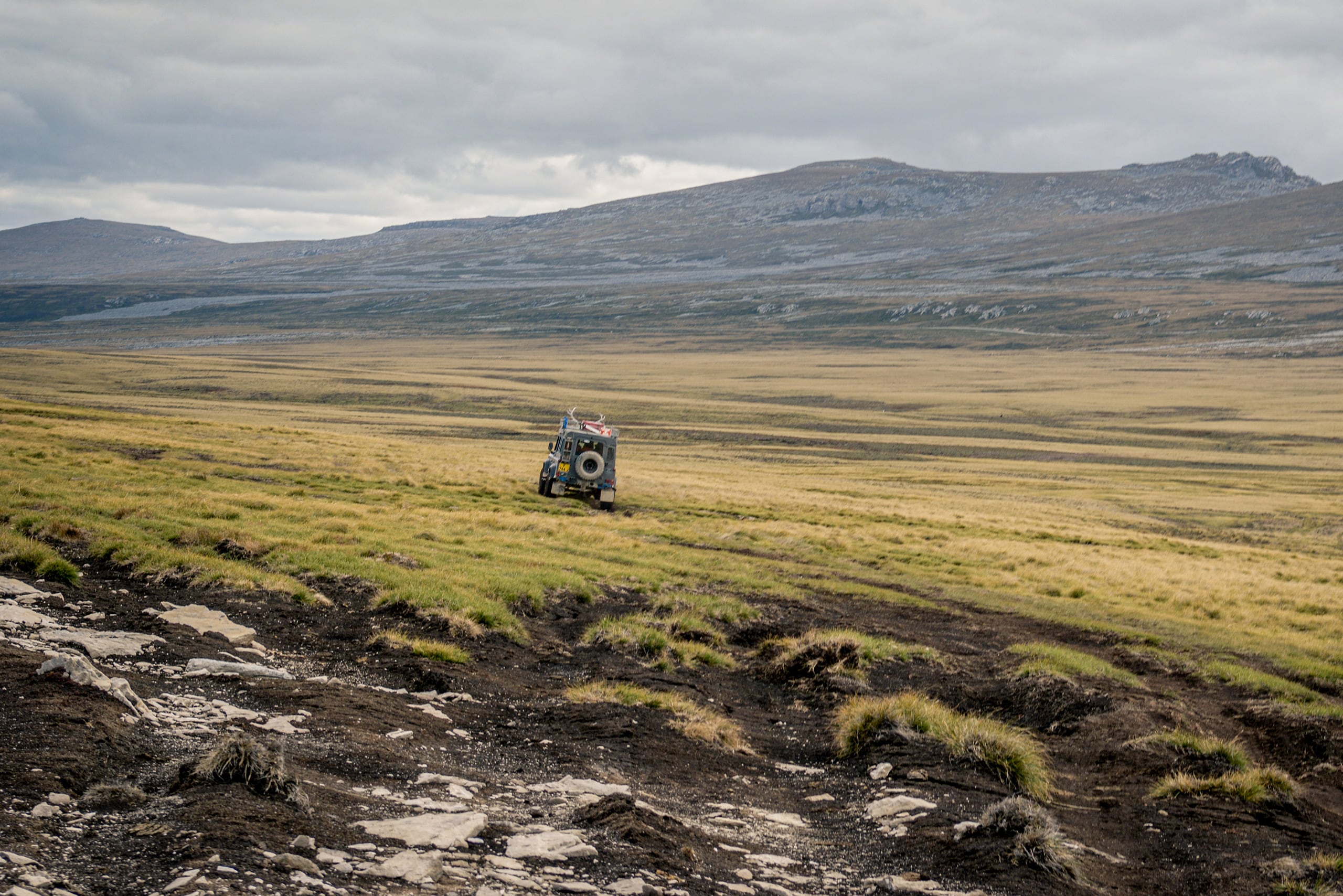 Uno puede imaginar a la reina Isabel II recorriendo las Malvinas en un Land Rover, su vehículo preferido. La soberana, sin embargo, nunca pudo conocer las islas.