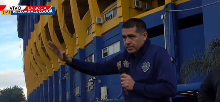 Juan Román Riquelme hablando frente a los hinchas de Boca.