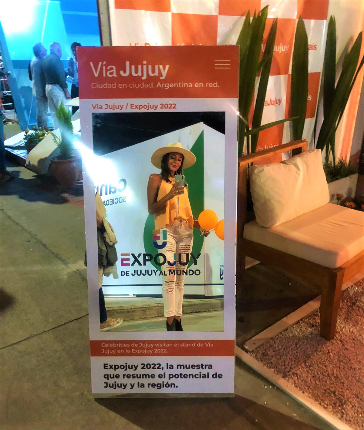 Una divertida propuesta ofrece Vía Jujuy en su stand en la Expojuy 2022: tomarse una "selfie" en modo "celebritie" para la portada del sitio, abre la posibilidad de ganar interesantes premios en el transcurso de la muestra.